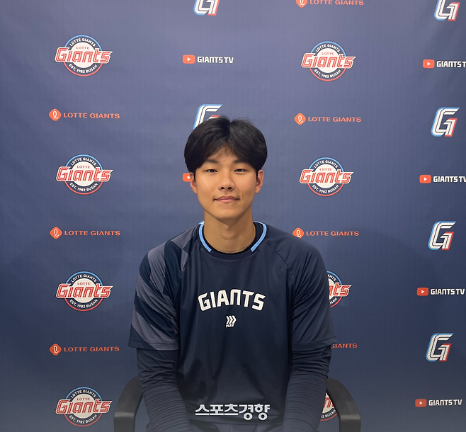 사직구장에서 인터뷰하는 롯데 홍민기. 사직 | 김하진 기자