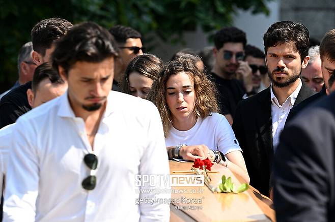 ▲ 조타는 사고가 일어나기 약 2주 전에 오랜 연인과 결혼식을 올린 것으로 알려져 안타까움을 더했다. 슬하에 자녀 셋을 둔 루테 카르도소와 지난달 22일 결혼식을 올렸는데 신혼 생활을 시작한 지 불과 열하루 만에 참변을 입은 것이다.