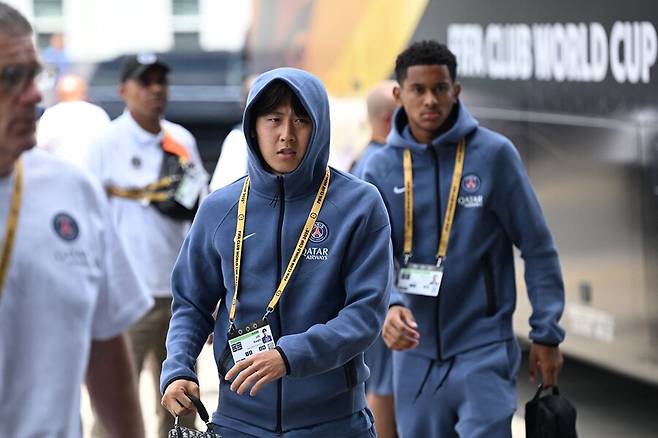 ▲ 이강인은 로빙 패스로 하키미를 향해 공간을 절묘하게 찔러주었다. 하키미는 정확한 크로스를 올렸고, 바르콜라의 터치 이후 하무스가 마무리 슈팅으로 네 번째 골을 완성했다. BBC는 이 장면에 대해 “PSG의 패스, 속도, 압박을 어느 팀도 감당할 수 없다”고 평가했다. ⓒ연합뉴스/AFP