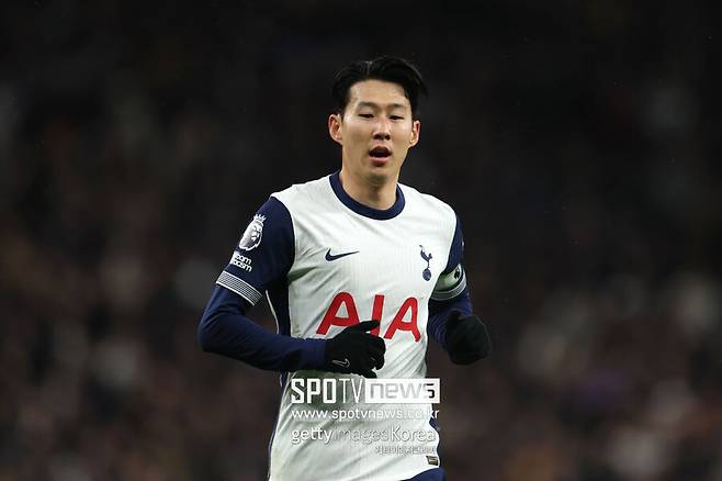 ▲ 그렇기에 손흥민은 토트넘 합류 직후 새 사령탑인 프랭크 감독과 미래에 대한 대화를 나눌 것으로 보인다. 이미 현지 매체들을 꾸준히 "프랭크 감독의 부임 후 첫 업무는 손흥민의 거취에 대한 이야기를 나누는 것이다"라고 보도한 바 있다.