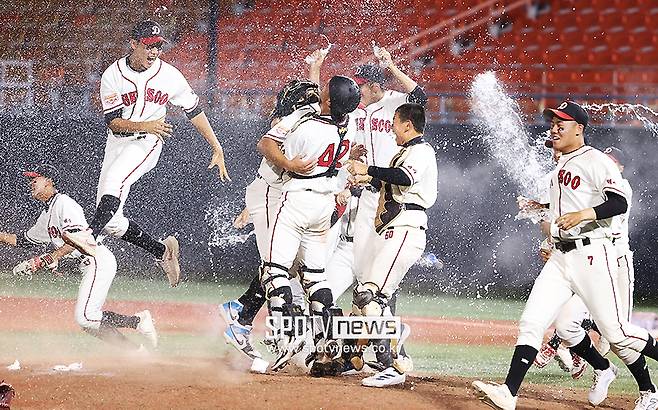 ▲ 명문 덕수고가 4시간 52분에 걸친 혈투 끝에 돌풍의 팀 경기항공고를 1점 차로 꺾고 제80회 청룡기 결승전에 진출했다. ⓒ곽혜미 기자