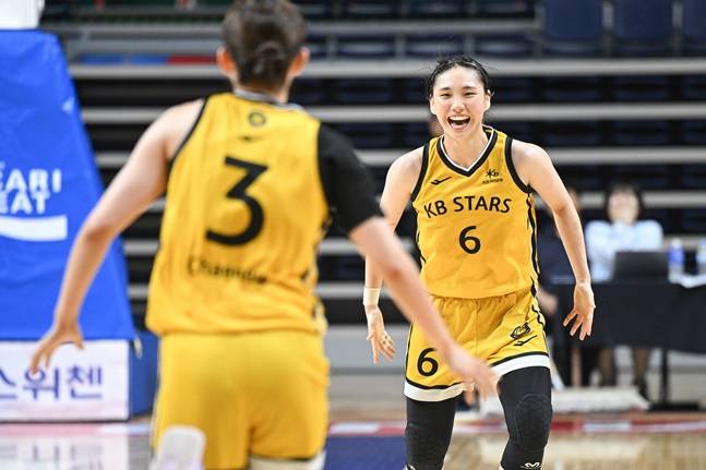 KB스타즈 이윤미(오른쪽)와 이채은. /사진=WKBL 제공