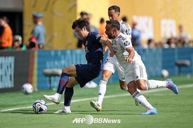 파리 생제르맹 이강인(왼쪽)이 10일(한국시간) 미국 뉴저지주 이스트 러더퍼드의 메트라이프 스타디움에서 열린 2025 국제축구연맹(FIFA) 클럽 월드컵 준결승(4강) 레알 마드리드전에서 볼 경합을 펼치고 있다. /AFPBBNews=뉴스1
