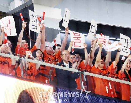 김승연(가운데) 한화 회장이 지난 3일 대전한화생명볼파크를 방문해 한화토탈 임직원들과 응원을 하고 있다. /사진=강영조 선임기자