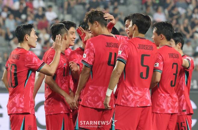 2025 동아시아축구연맹(EAFF) E-1 풋볼 챔피언십(동아시안컵) 한국-중국전이 7일 경기도  용인미르스타디움에서 열렸다.  대한민국 감주성이 세 번째 골을 터뜨린 후 동료들과 기뻐하고 있다. /사진=김진경 대기자