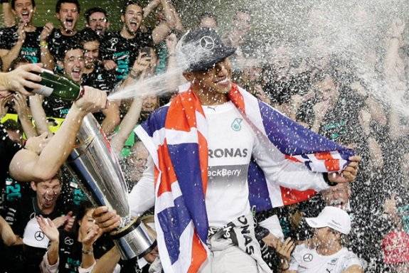 2014년 F1 아부다비 그랑프리 정상에 오르며 시즌 챔피언 등극을 확정한 루이스 해밀턴이 동료들의 축하를 받고 있다. 뉴시스