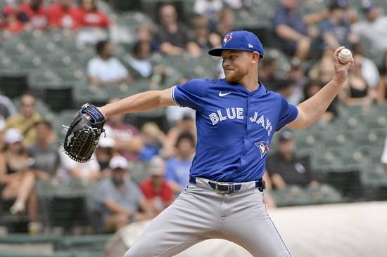 토론토 블루제이스 에릭 라우어가 10일(한국시간) 미국 일리노이주 시카고의 레이트필드에서 열린 2025 미국 메이저리그(MLB) 시카고 화이트삭스전에 선발 등판해 4이닝 4피안타 1볼넷 7탈삼진 2실점을 기록했다. 연합뉴스