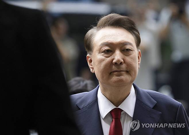 입 굳게 닫은 채 법정으로 향하는 윤석열 전 대통령 (서울=연합뉴스) 12·3 비상계엄과 관련해 특검의 수사를 받는 윤석열 전 대통령이 9일 서울 서초구 서울중앙지법에서 열린 영장실질심사에 출석하고 있다. 2025.7.9 [사진공동취재단] photo@yna.co.kr