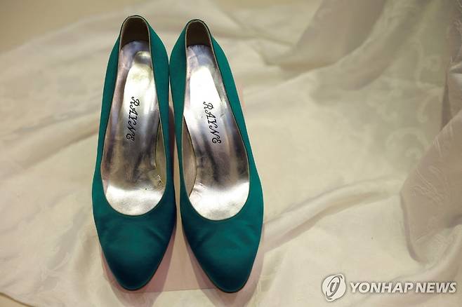 영국 다이애나 왕세자비가 생전 신었던 구두 [로이터 연합뉴스 자료사진]
