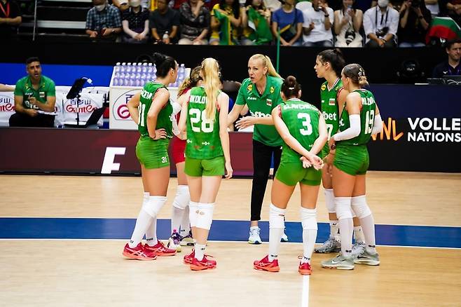 작전 지시 듣는 불가리아 여자배구 대표팀 선수들 [FIVB 홈피 캡처. 재판매 및 DB 금지]