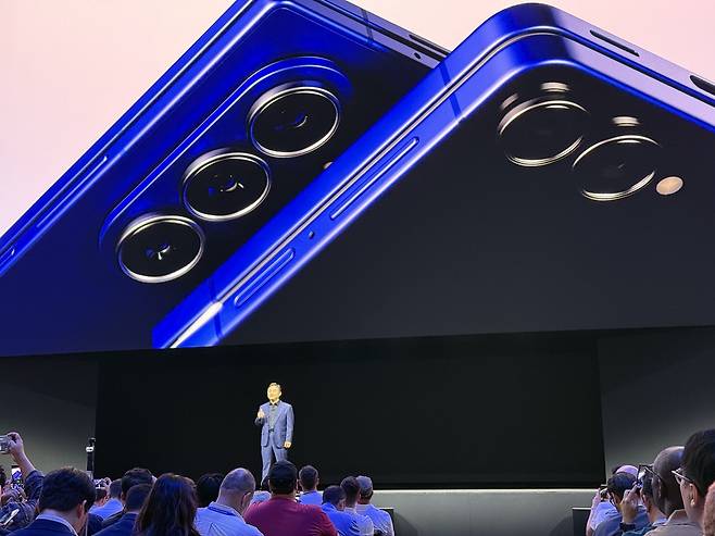 '갤럭시 언팩' 오프닝 연설하는 노태문 사장 (뉴욕=연합뉴스) 이지헌 특파원 = 삼성전자는 9일(현지시간) 미국 뉴욕 브루클린 듀갈 그린하우스에서 열린 신제품 공개 행사 '갤럭시 언팩 2025'에서 신형 폴더블 스마트폰 갤럭시 Z 폴드7 및 플립7을 전 세계에 소개했다. 사진은 오프닝 연설하는 노태문 삼성전자 사장. 2025.7.9 pan@yna.co.kr