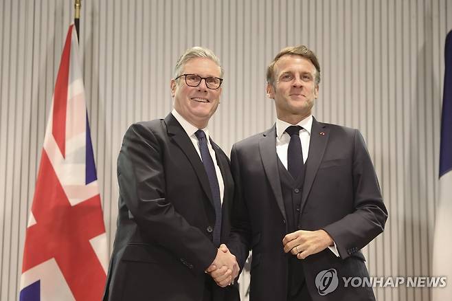 스타머 영국 총리(왼쪽)와 마크롱 프랑스 대통령 [AFP 연합뉴스. 재판매 및 DB 금지]