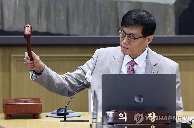 의사봉 두드리는 이창용 총재 (서울=연합뉴스) 이창용 한국은행 총재가 10일 서울 중구 한국은행에서 열린 금융통화위원회에서 의사봉을 두드리고 있다. 2025.7.10 [사진공동취재단] photo@yna.co.kr