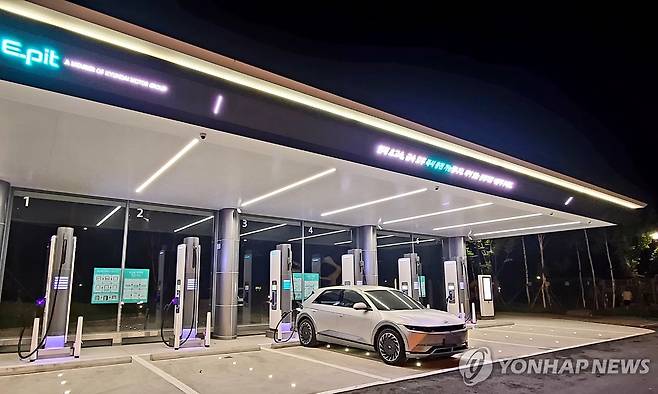 고속도로 전기차 충전시설 [촬영 유형재]