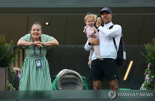 벤치치의 남편 흐롬코비치(오른쪽)와 딸 벨라 [로이터=연합뉴스]