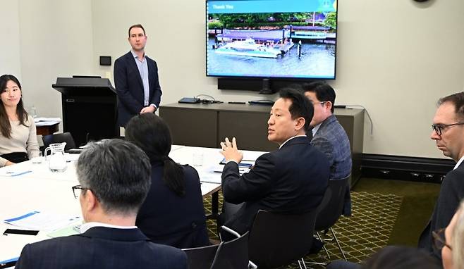 호주 브리즈번 시청 방문한 오세훈 시장 (서울=연합뉴스) 오세훈 서울시장이 8일(현지시간) 오전 호주 브리즈번 시청을 방문해 시 관계자로부터 브리즈번시 수상교통 정책을 청취하고 있다. 2025.7.10 [서울시 제공. 재판매 및 DB 금지]