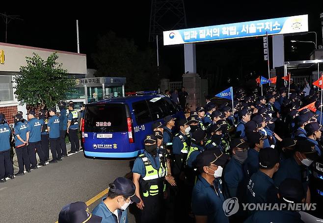 서울구치소 들어가는 윤 전 대통령 탑승 차량 (의왕=연합뉴스) 서명곤 기자 = 구속 전 피의자 심문(영장실질심사)을 마친 윤석열 전 대통령이 탑승한 차량이 9일 경기도 의왕시 서울구치소로 들어가고 있다.  2025.7.9 seephoto@yna.co.kr