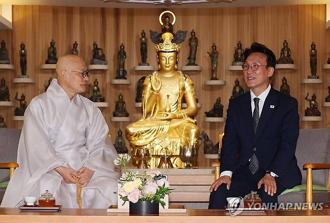 김민석 국무총리, 조계종 총무원장 예방 (서울=연합뉴스) 이정훈 기자 = 김민석 국무총리가 10일 서울 종로구 조계사에서 조계종 총무원장 진우스님을 예방하고 있다. 2025.7.10 uwg806@yna.co.kr