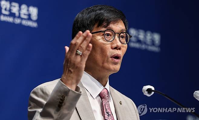 질문에 답하는 이창용 총재 (서울=연합뉴스) 이창용 한국은행 총재가 10일 서울 중구 한국은행에서 열린 금융통화위원회 금리 결정에 대한 기자간담회에서 취재진 질문에 답하고 있다. 2025.7.10 [사진공동취재단] photo@yna.co.kr