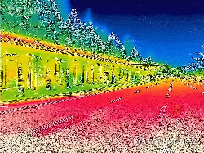 달아오른 광주 도심 도로 (광주=연합뉴스) 정다움 기자 = 낮 최고기온이 36.7도까지 올라 7월 상순 기온값 신기록이 세워진 지난 9일 오전 광주 서구 광천동 버스정류장 인근 도로를 열화상 카메라로 촬영한 모습. 온도가 낮은 곳은 푸르게, 높은 곳은 붉게 표시돼 있다. 2025.7.10 daum@yna.co.kr