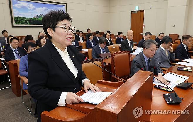 심사 보고하는 임이자 의원 (서울=연합뉴스) 김주형 기자 = 25일 25년도 추가경정예산안 등을 의결하는 국회 환경노동위원회 전체회의에서 국민의힘 소속 임이자 소위원장이 예산결산기금심사소위원회의 심사 내용을 설명하고 있다. 2025.4.25 kjhpress@yna.co.kr