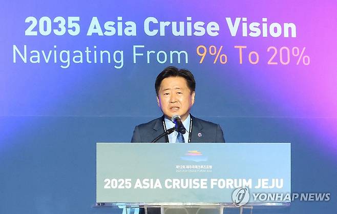 환영사 하는 오영훈 제주지사 (제주=연합뉴스) 백나용 기자 = 10일 ICC 제주에서 열린 제12회 제주국제크루즈포럼 개막식에서 오영훈 제주지사가 환영사를 하고 있다. 2025.7.10 dragon.me@yna.co.kr