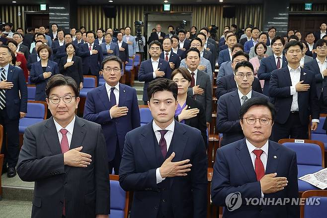 국민의힘 원내대표 선출 의원총회 (서울=연합뉴스) 류영석 기자 = 국민의힘 권성동 원내대표와 김용태 비상대책위원장이 16일 서울 여의도 국회에서 열린 원내대표 선출 선거 의원총회에서 국기에 경례하고 있다. 2025.6.16 ondol@yna.co.kr