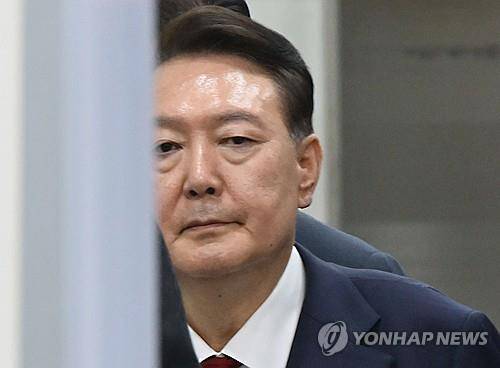 영장실질심사 마친 윤석열 전 대통령 (서울=연합뉴스) 12.3 비상계엄 사태 관련 내란 혐의를 받는 윤석열 전 대통령이 9일 서울 서초구 서울중앙지방법원에서 구속 전 피의자 심문(영장실질심사)을 마치고 법원을 나서고 있다. 2025.7.9 [사진공동취재단] photo@yna.co.kr