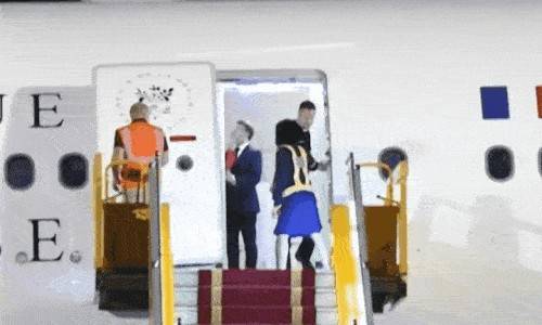 브리지트 여사 손에 맞는 마크롱 대통령 [로이터 캡처. 재판매 및 DB 금지]