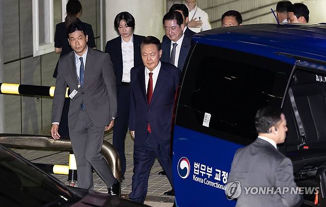 호송차량 향하는 윤석열 전 대통령 (서울=연합뉴스) 12.3 비상계엄 사태 관련 내란 혐의를 받는 윤석열 전 대통령이 9일 서울 서초구 서울중앙지방법원에서 구속 전 피의자 심문(영장실질심사)을 마치고 대기 장소인 서울구치소로 이동하기 위해 호송차량에 탑승하고 있다. 2025.7.9 [사진공동취재단] photo@yna.co.kr