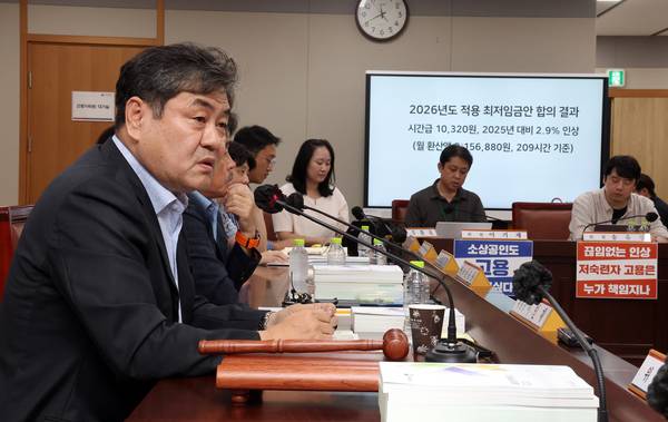 이인재 최저임금위원장이 10일 정부세종청사에서 열린 제12차 전원회의에서 내년 최저임금이 시간당 1만320원으로 결정된 뒤 기자들의 질문에 답하고 있다. 내년 최저임금은 2008년 이후 17년 만에 노·사·공 합의로 결정됐다. 노사공 합의로 최저임금이 결정된 것은 1988년 최저임금 제도 도입 이후 8번째다. 2025.7.11 /연합뉴스