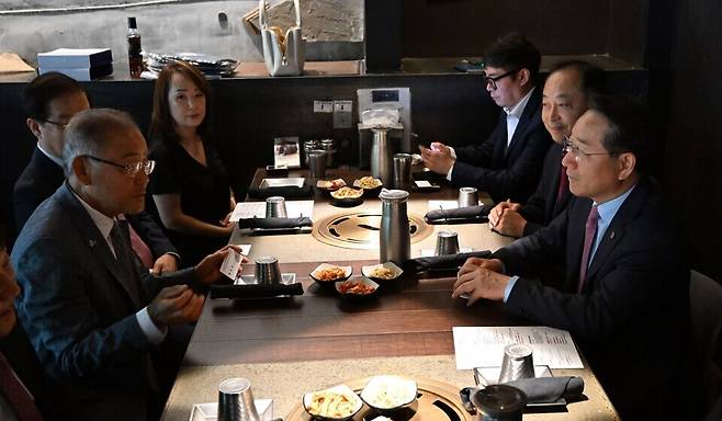 ▲ 유정복(오른쪽) 인천시장이 지난 10일(현지시각) 미국 애틀랜타에서 열린 재외동포 경제인 간담회에서 참석자들에게 오는 10월 개최되는 세계한인경제인대회와 2026 세계한인비즈니스대회에 적극적 관심과 참여를 요청하고 있다. /사진제공=인천시