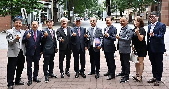 ▲ 유정복(가운데 왼쪽) 인천시장이 지난 10일(현지시각) 미국 애틀랜타에서 재외동포 경제인들과 기념사진을 촬영하고 있다. /사진제공=인천시