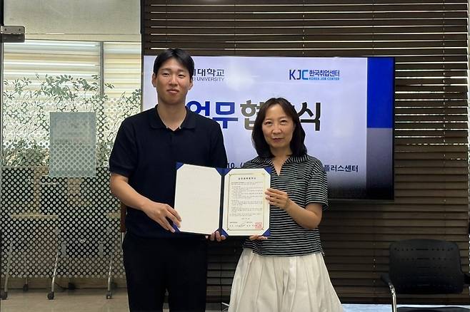 ▲ ㈜한국취업센터 정지훈 대표이사와 한세대 장남경 대학일자리플러스센터장이 학생 진로개발 등을 위한 업무협약을 체결했다. /사진제공=한세대학교