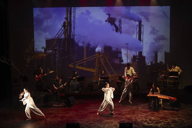 놀이패 동해누리가 공창작공연 '산업로 9860'을 11일 오후 7시 30분 서울주문화센터 공연장에서 선보인다.