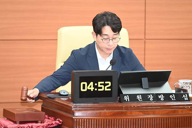 울산시의회 예산결산특별위원회는 10일 시의회 운영위원회 회의실에서 제257회 울산광역시의회 제1차 정례회 폐회중 제3차 예산결산특별위원회 열고 위원장에 방인섭 의원, 부위원장에 홍성우 의원을 선임했다. 울산시의회 제공