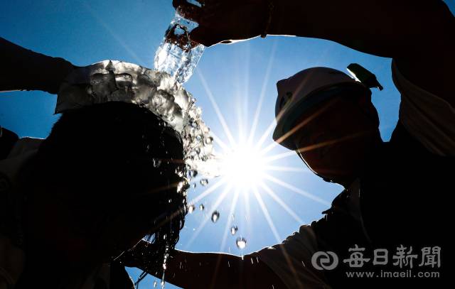 대구·경북 지역에 13일째 폭염특보가 이어지고 있는 가운데 9일 대구 중구의 한 건설현장에서 작업자가 냉수를 끼얹으며 더위를 식히고 있다. 고용노동부는 연일 폭염이 이어지면서 외국인 노동자가 공사장에서 사망하는 등 중대재해가 발생하자 폭염시 의무적으로 휴식을 부여하는 방안을 재추진하기로 했다. 안성완 기자 asw0727@imaeil.com