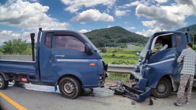 지난 2일 경북 예천군 지보면의 한 지방도에서 1t 포터 차량 두 대가 정면 추돌한 사고가 발생한 모습. 경북교육청 제공