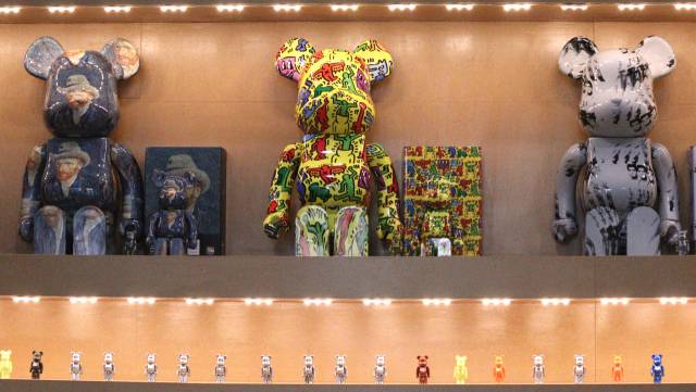 경북 경주시 바니베어뮤지엄 ‘앤디 워홀과 바스키아’에 전시된 이색 인형들. 남태우 기자