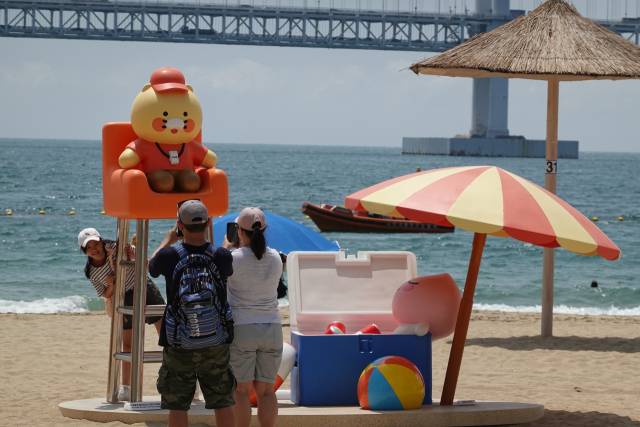 ‘휴가를 즐기는 튜브와 어피치’에선 ‘춘식이’가 앉은 사다리를 활용한 깜찍한 자세를 취하기 좋다.