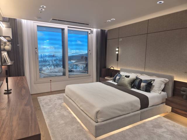 전용 125㎡ 타입의 안방. 안준영 기자