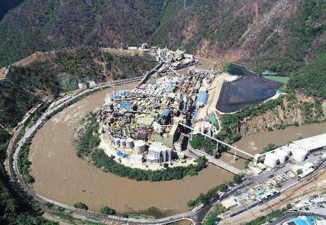 낙동강 최상류 지역인 경북 봉화군 석포면의 회돌이치는 낙동강 바로 옆으로 아연 제련소인 '영풍 석포제련소' 1~3공장이 자리잡고 있다. 부산일보DB