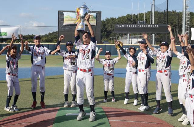 11일 부산 기장군 현대차드림볼파크 리틀야구장에서 열린 제1회 송월타올배 최동원기념 부울경 리틀야구대회에서 정상에 선 연제구리틀 선수들이 우승컵을 높이 들고 환호하고 있다. 정대현 기자 jhyun@