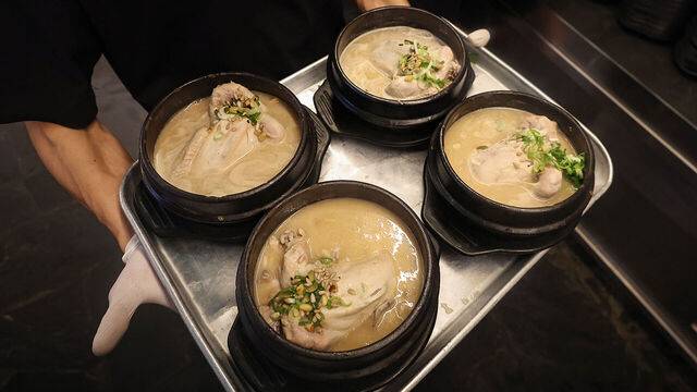 전국에 걸쳐 한낮 기온이 35℃를 웃도는 등 예년보다 이른 폭염이 기승을 부리면서 초복을 앞두고 닭고기 가격이 들썩이면서 여름 대표 보양식 삼계탕 가격도 덩달아 오르고 있다. 연합뉴스