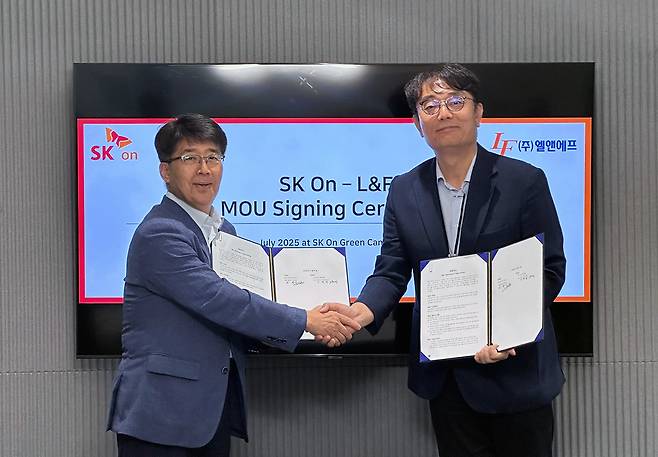 신영기(왼쪽) SK온 구매본부장과 이병희 엘앤에프 최고운영책임자(COO)가 지난 10일 오후 북미 지역 LFP 배터리 양극재 공급을 위한 업무협약(MOU) 체결 후 기념 촬영을 하고 있다./사진=SK온