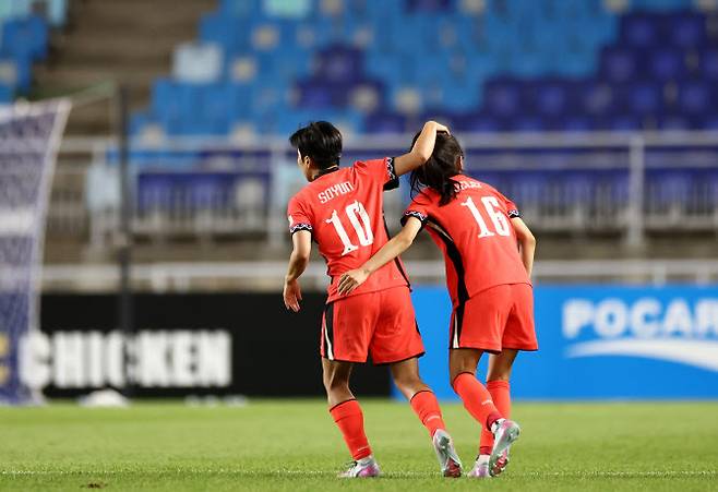 9일 수원월드컵경기장에서 열린 2025 동아시아축구연맹(EAFF) E-1 챔피언십(동아시안컵) 여자부 대한민국 대 중국 경기. 한국 장슬기가 동점 골을 넣은 후 지소연과 함께 기뻐하고 있다. 사진=연합뉴스