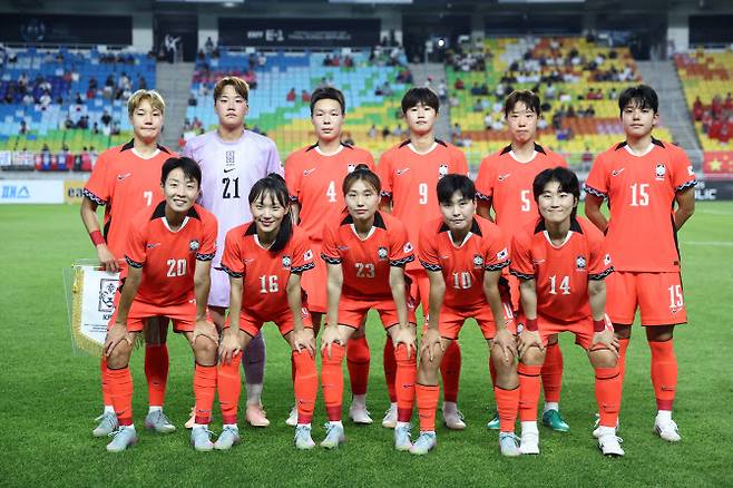 9일 수원월드컵경기장에서 열린 2025 동아시아축구연맹(EAFF) E-1 챔피언십(동아시안컵) 여자부 대한민국 대 중국 경기. 대한민국 대표팀 선수들이 기념촬영을 하고 있다. 사진=연합뉴스