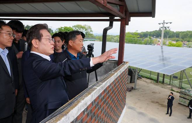 이재명 대통령이 더불어민주당 대통령 후보이던 지난 5월5일 경기 여주시 구양리 태양광 시설을 둘러보고 있다. (사진=뉴스1)