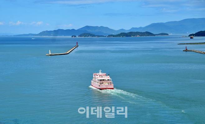 푸른 바다를 가로지르는 여객선. 다카마쓰항을 출발해 세토내해의 여러 섬으로 향한다.