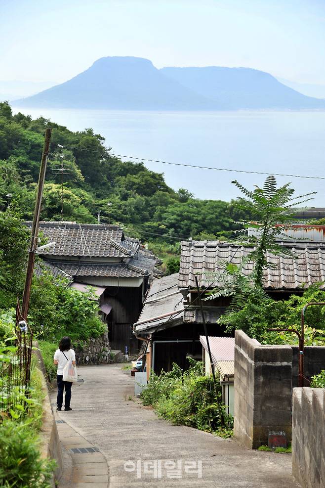 오기지마 골목 끝에 펼쳐진 한적한 바다풍경, 섬마을 특유의 고요한 매력을 품다